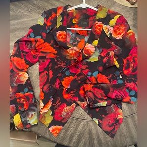 Black piping, rose floral pattern, beautiful cut blazer